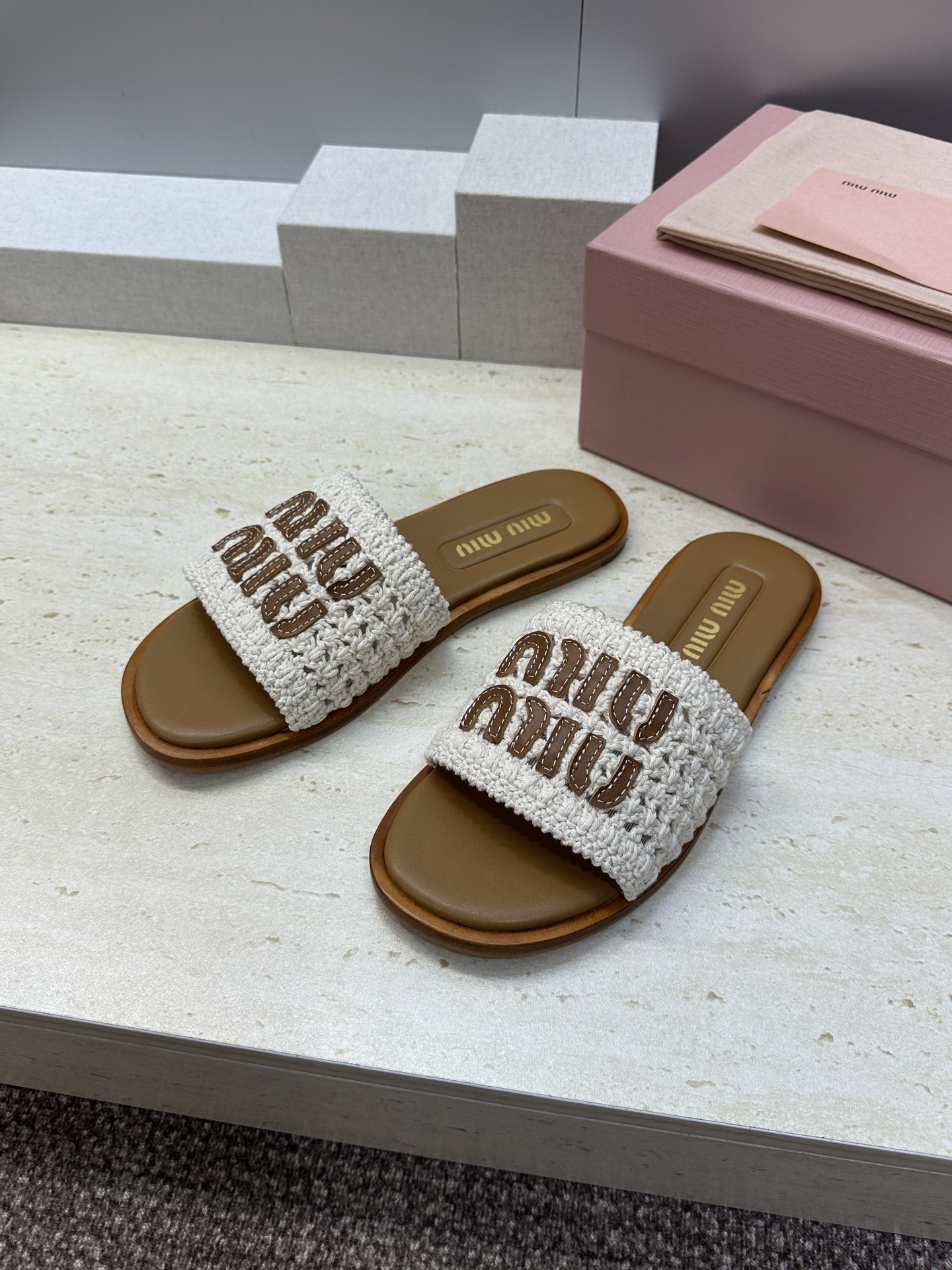 MiuMiu  2026春夏新款时尚电绣百搭沙滩女鞋 缪缪字母logo平底圆头露趾拼色凉拖鞋材质:鞋面环