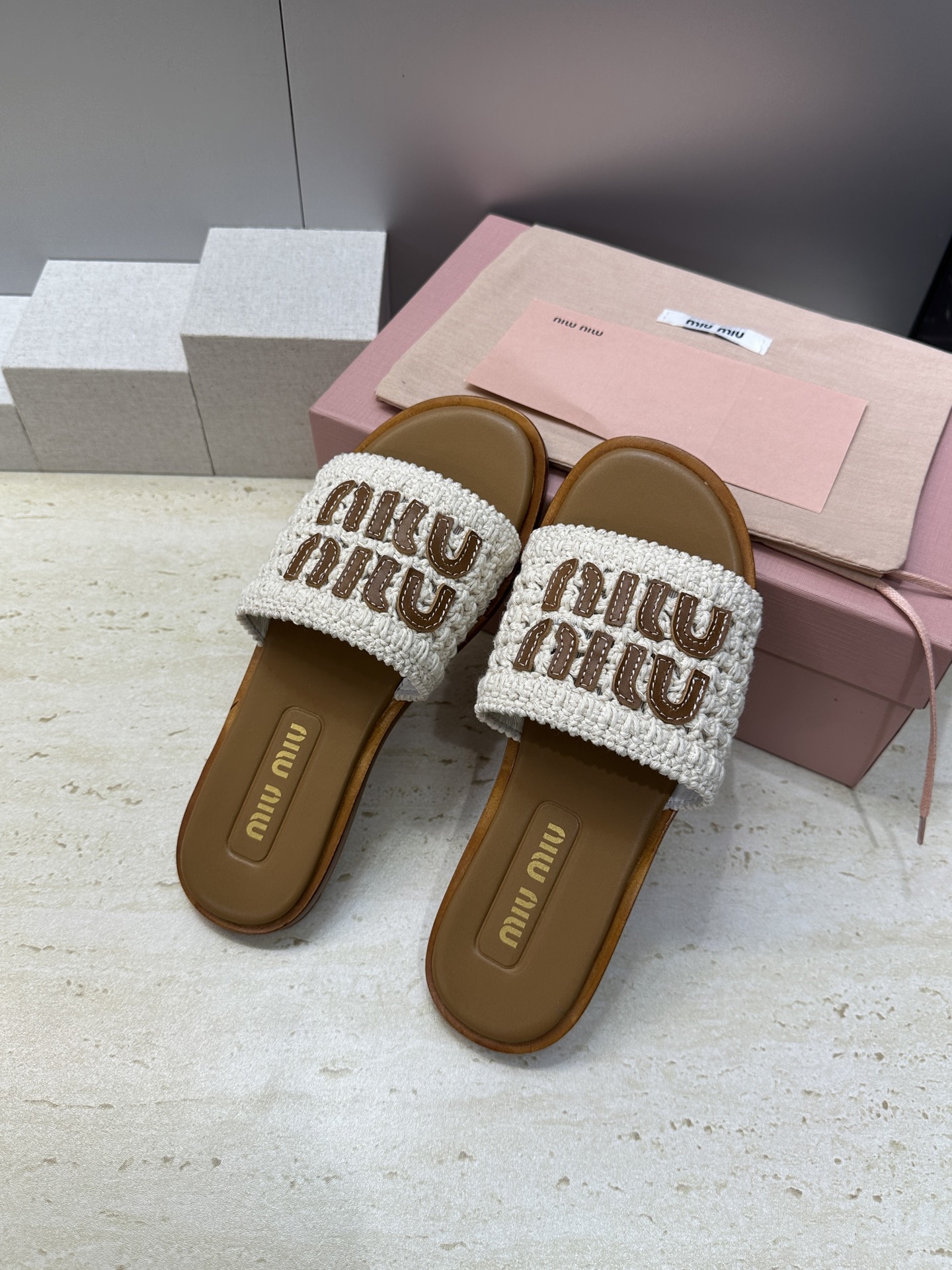 MiuMiu  2026春夏新款时尚电绣百搭沙滩女鞋 缪缪字母logo平底圆头露趾拼色凉拖鞋材质:鞋面环