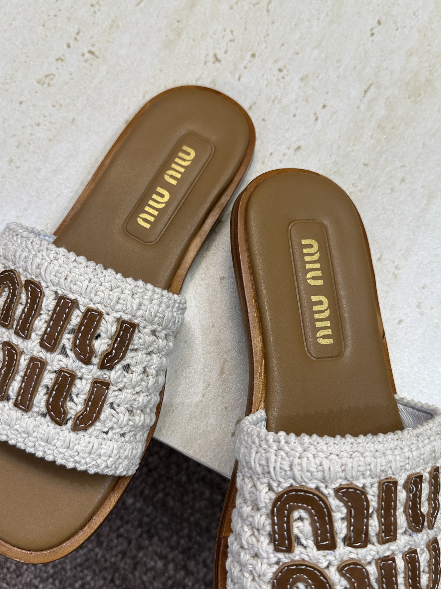 MiuMiu  2026春夏新款时尚电绣百搭沙滩女鞋 缪缪字母logo平底圆头露趾拼色凉拖鞋材质:鞋面环