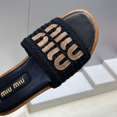 MiuMiu 2026春夏新款时尚电绣百搭沙滩女鞋 缪缪字母logo平底圆头露趾拼色凉拖鞋材质:鞋面环 MiuMiu 2026春夏新款时尚电绣百搭沙滩女鞋 缪缪字母logo平底圆头露趾拼色凉拖鞋材质:鞋面环