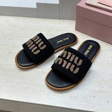 MiuMiu 2026春夏新款时尚电绣百搭沙滩女鞋 缪缪字母logo平底圆头露趾拼色凉拖鞋材质:鞋面环 MiuMiu 2026春夏新款时尚电绣百搭沙滩女鞋 缪缪字母logo平底圆头露趾拼色凉拖鞋材质:鞋面环