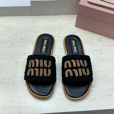 MiuMiu 2026春夏新款时尚电绣百搭沙滩女鞋 缪缪字母logo平底圆头露趾拼色凉拖鞋材质:鞋面环 MiuMiu 2026春夏新款时尚电绣百搭沙滩女鞋 缪缪字母logo平底圆头露趾拼色凉拖鞋材质:鞋面环