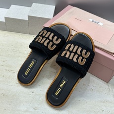 MiuMiu 2026春夏新款时尚电绣百搭沙滩女鞋 缪缪字母logo平底圆头露趾拼色凉拖鞋材质:鞋面环 MiuMiu 2026春夏新款时尚电绣百搭沙滩女鞋 缪缪字母logo平底圆头露趾拼色凉拖鞋材质:鞋面环