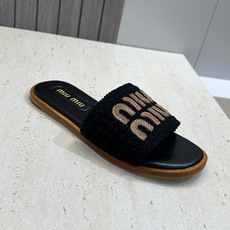 MiuMiu 2026春夏新款时尚电绣百搭沙滩女鞋 缪缪字母logo平底圆头露趾拼色凉拖鞋材质:鞋面环 MiuMiu 2026春夏新款时尚电绣百搭沙滩女鞋 缪缪字母logo平底圆头露趾拼色凉拖鞋材质:鞋面环