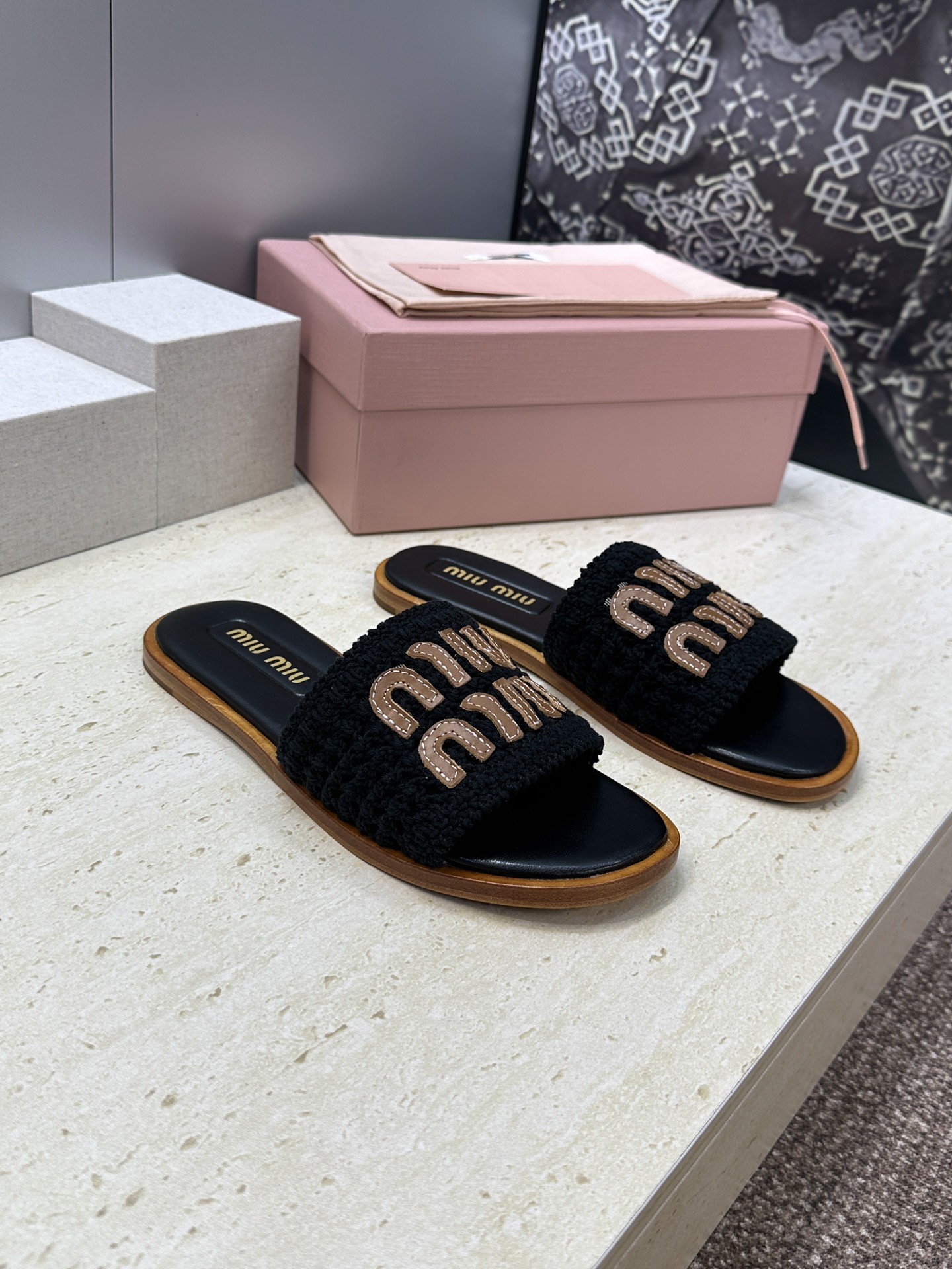 MiuMiu  2026春夏新款时尚电绣百搭沙滩女鞋 缪缪字母logo平底圆头露趾拼色凉拖鞋材质:鞋面环