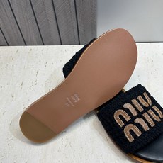 MiuMiu 2026春夏新款时尚电绣百搭沙滩女鞋 缪缪字母logo平底圆头露趾拼色凉拖鞋材质:鞋面环 MiuMiu 2026春夏新款时尚电绣百搭沙滩女鞋 缪缪字母logo平底圆头露趾拼色凉拖鞋材质:鞋面环