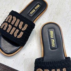 MiuMiu 2026春夏新款时尚电绣百搭沙滩女鞋 缪缪字母logo平底圆头露趾拼色凉拖鞋材质:鞋面环 MiuMiu 2026春夏新款时尚电绣百搭沙滩女鞋 缪缪字母logo平底圆头露趾拼色凉拖鞋材质:鞋面环