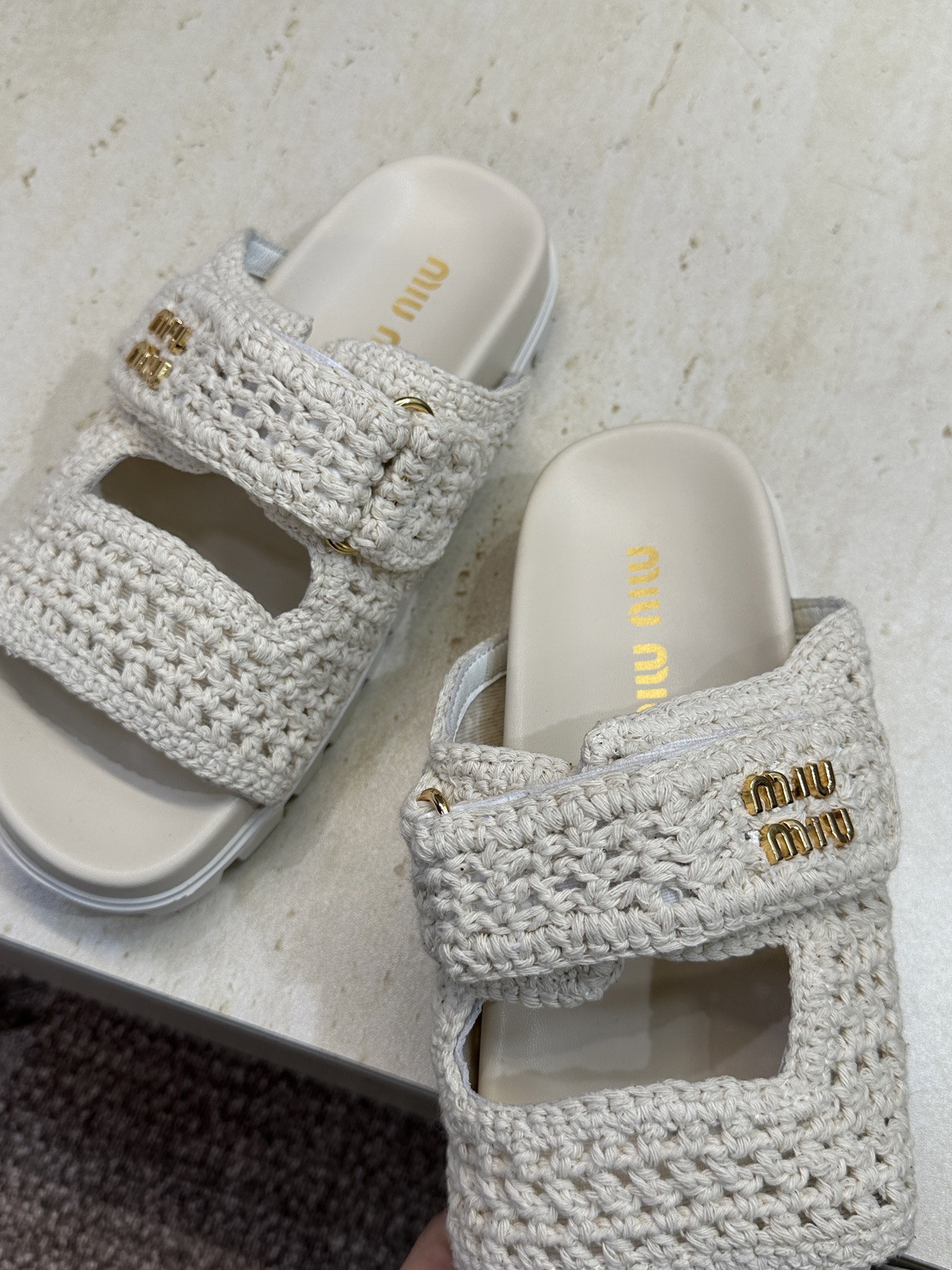 MiuMiu  2026春夏新款时尚百搭魔术贴沙滩女鞋 缪缪字母logo五金扣厚底圆头露趾拼色凉拖鞋材质