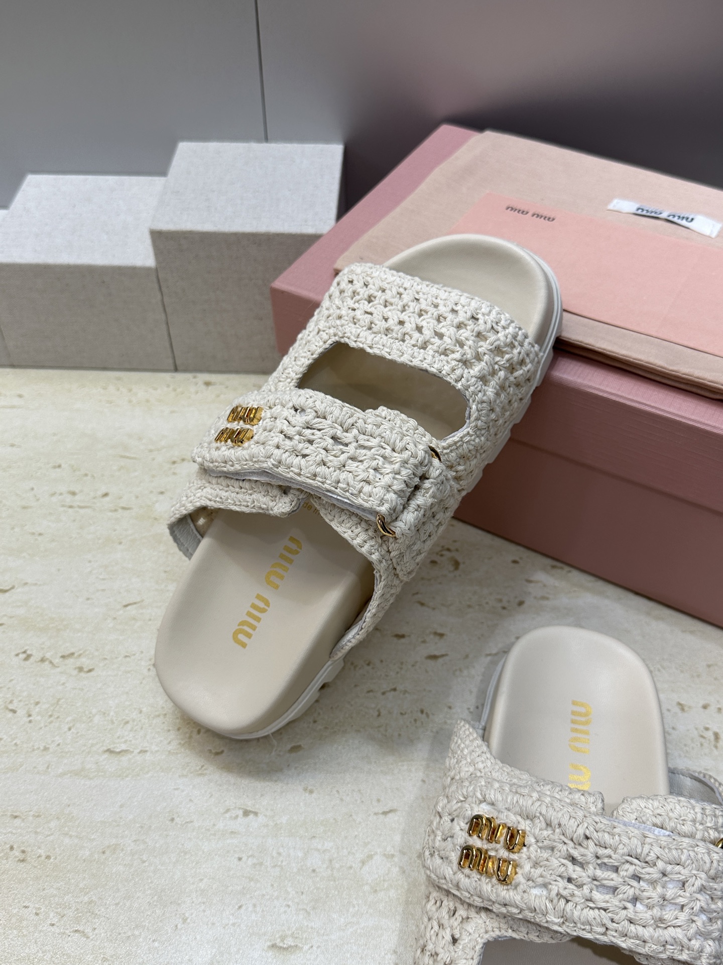 MiuMiu  2026春夏新款时尚百搭魔术贴沙滩女鞋 缪缪字母logo五金扣厚底圆头露趾拼色凉拖鞋材质