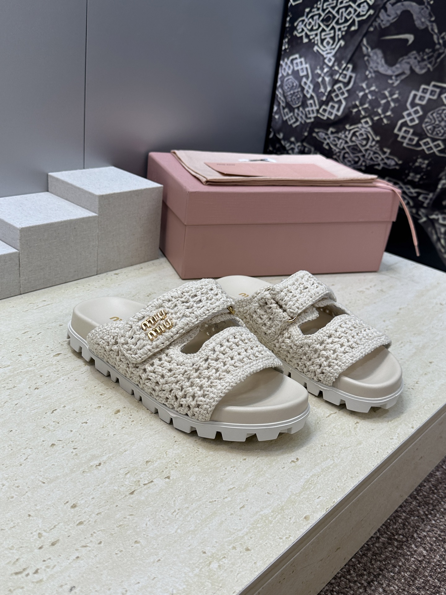 MiuMiu  2026春夏新款时尚百搭魔术贴沙滩女鞋 缪缪字母logo五金扣厚底圆头露趾拼色凉拖鞋材质