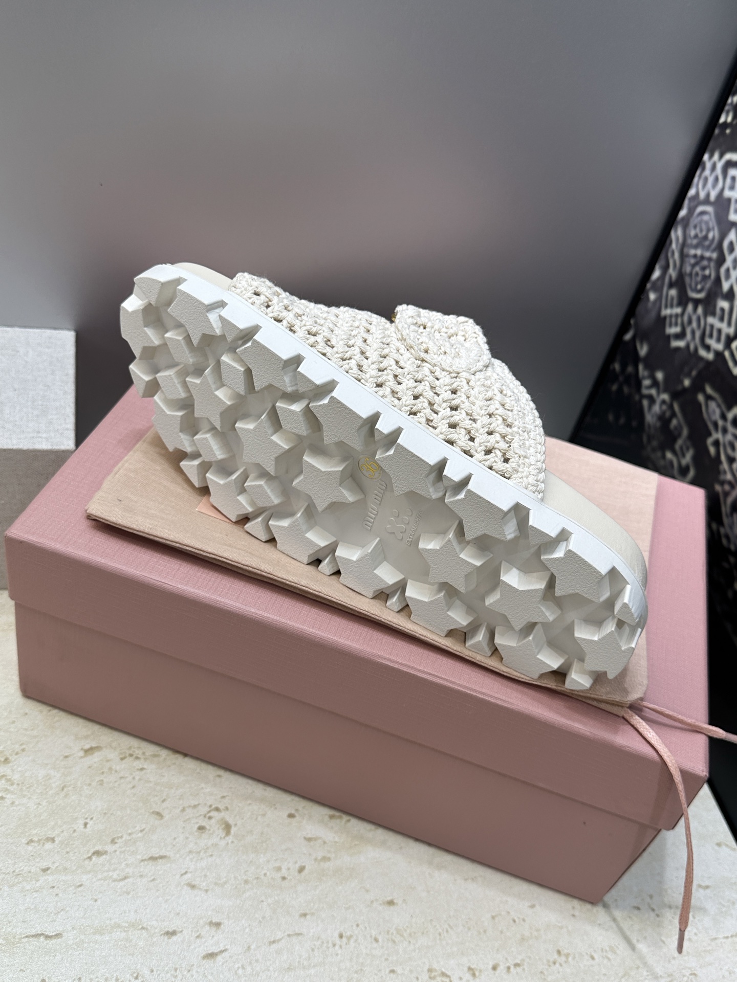 MiuMiu  2026春夏新款时尚百搭魔术贴沙滩女鞋 缪缪字母logo五金扣厚底圆头露趾拼色凉拖鞋材质