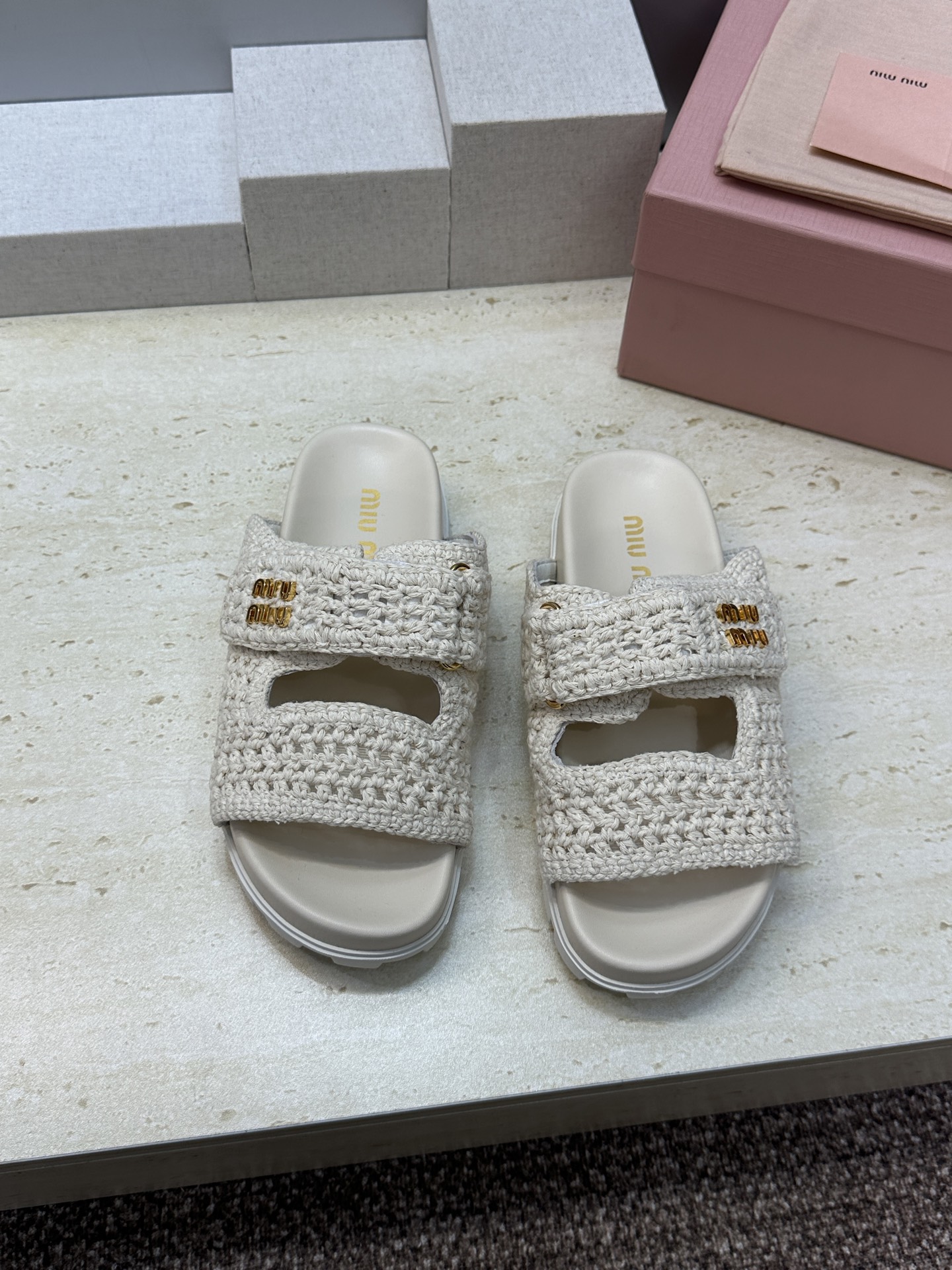 MiuMiu  2026春夏新款时尚百搭魔术贴沙滩女鞋 缪缪字母logo五金扣厚底圆头露趾拼色凉拖鞋材质