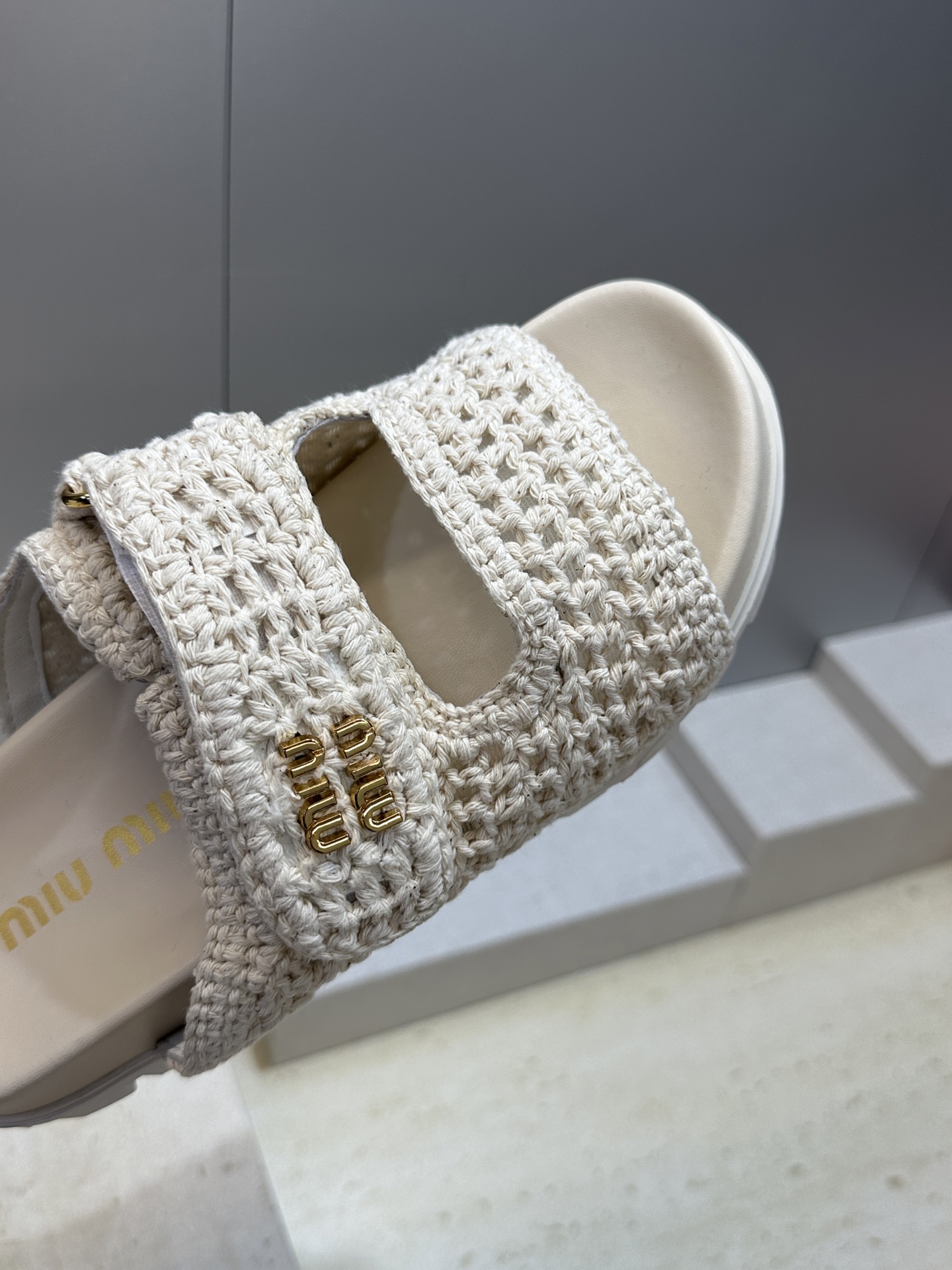 MiuMiu  2026春夏新款时尚百搭魔术贴沙滩女鞋 缪缪字母logo五金扣厚底圆头露趾拼色凉拖鞋材质