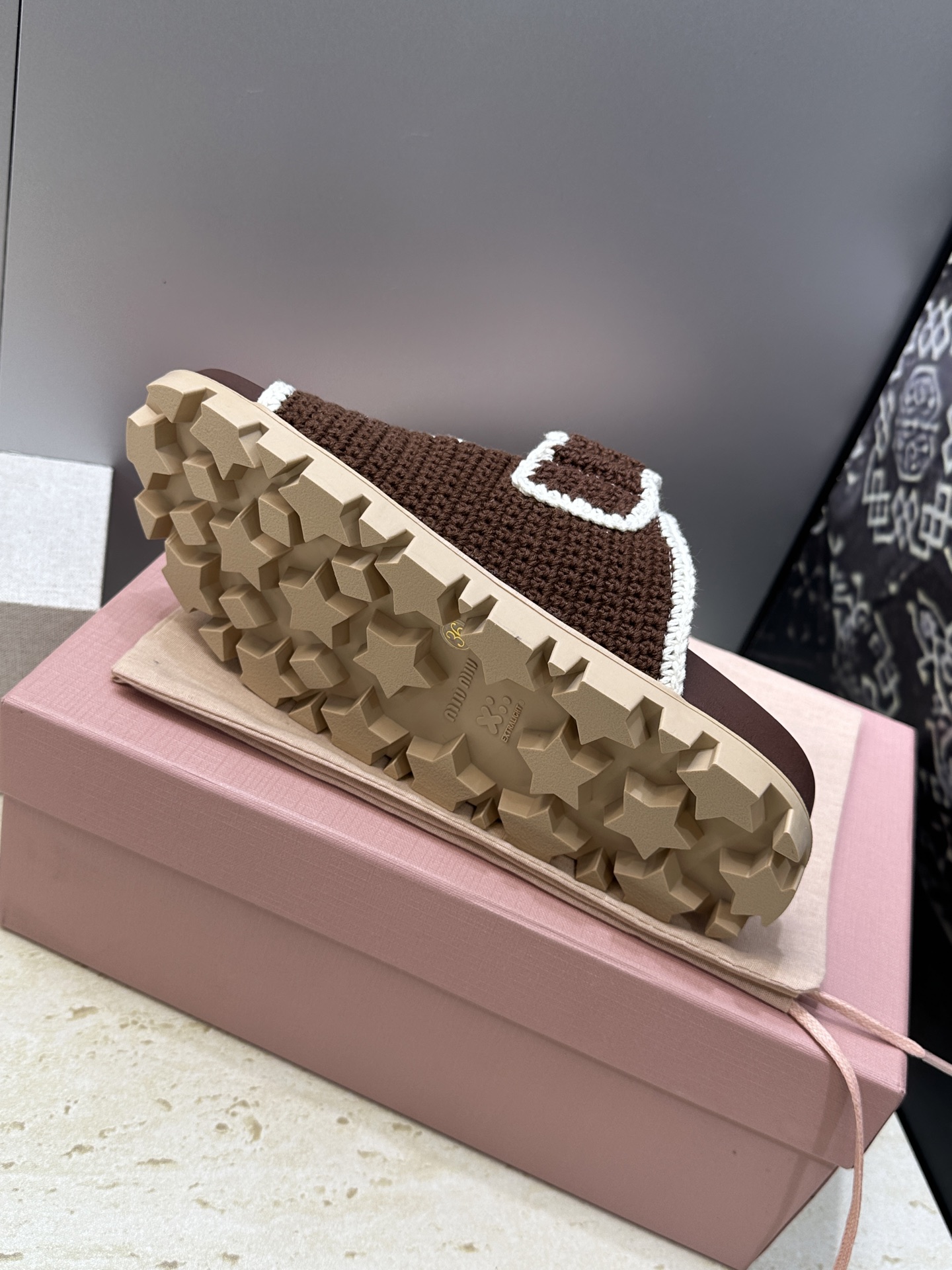 MiuMiu  2026春夏新款时尚百搭魔术贴沙滩女鞋 缪缪字母logo五金扣厚底圆头露趾拼色凉拖鞋材质