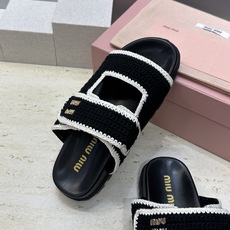 MiuMiu 2026春夏新款时尚百搭魔术贴沙滩女鞋 缪缪字母logo五金扣厚底圆头露趾拼色凉拖鞋材质 MiuMiu 2026春夏新款时尚百搭魔术贴沙滩女鞋 缪缪字母logo五金扣厚底圆头露趾拼色凉拖鞋材质