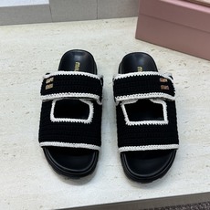 MiuMiu 2026春夏新款时尚百搭魔术贴沙滩女鞋 缪缪字母logo五金扣厚底圆头露趾拼色凉拖鞋材质 MiuMiu 2026春夏新款时尚百搭魔术贴沙滩女鞋 缪缪字母logo五金扣厚底圆头露趾拼色凉拖鞋材质