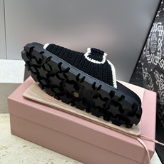 MiuMiu 2026春夏新款时尚百搭魔术贴沙滩女鞋 缪缪字母logo五金扣厚底圆头露趾拼色凉拖鞋材质 MiuMiu 2026春夏新款时尚百搭魔术贴沙滩女鞋 缪缪字母logo五金扣厚底圆头露趾拼色凉拖鞋材质