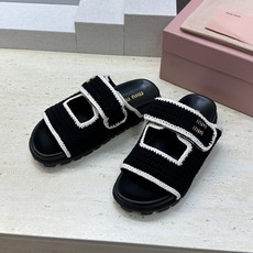 MiuMiu 2026春夏新款时尚百搭魔术贴沙滩女鞋 缪缪字母logo五金扣厚底圆头露趾拼色凉拖鞋材质 MiuMiu 2026春夏新款时尚百搭魔术贴沙滩女鞋 缪缪字母logo五金扣厚底圆头露趾拼色凉拖鞋材质