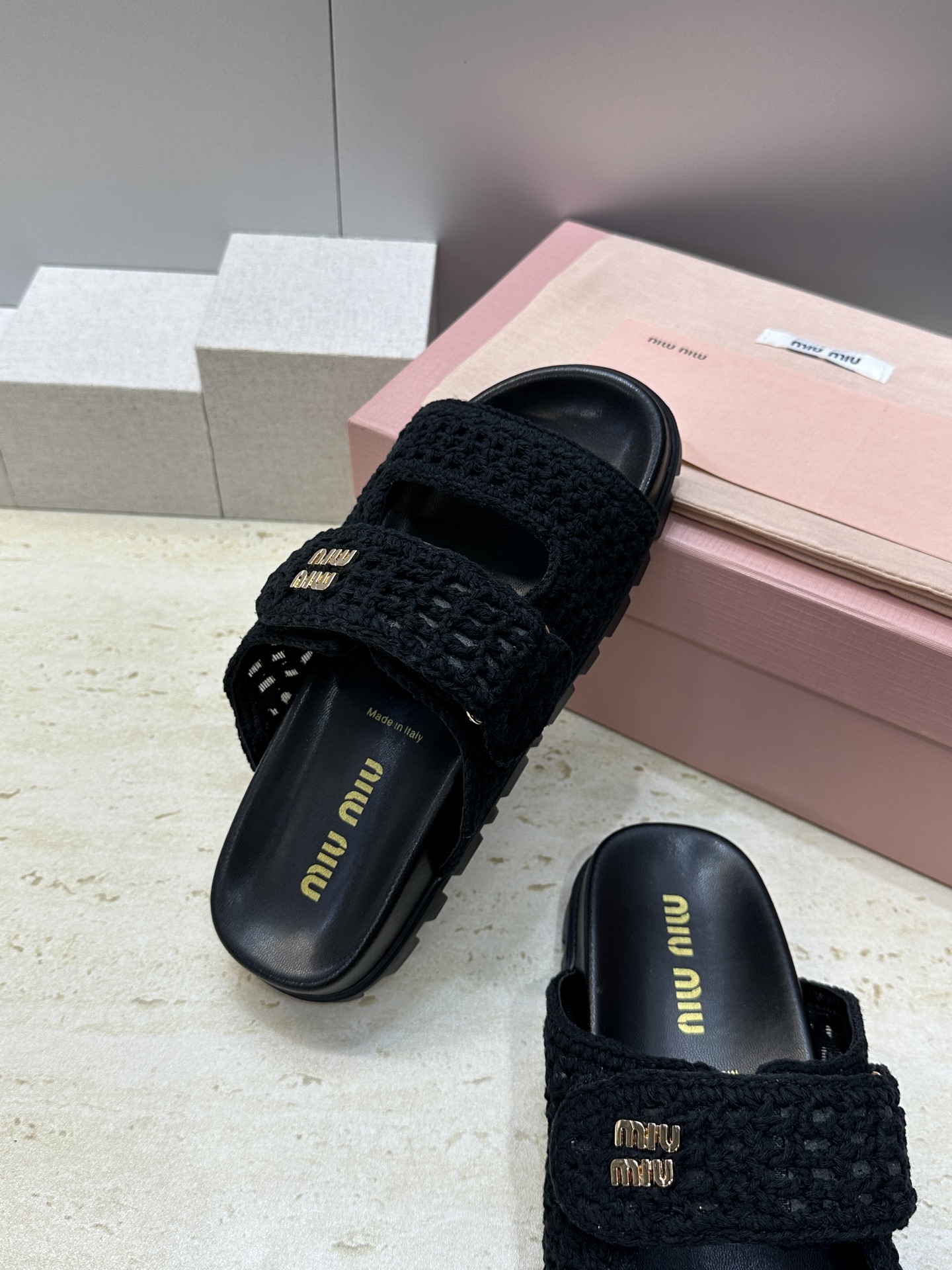 MiuMiu  2026春夏新款时尚百搭魔术贴沙滩女鞋 缪缪字母logo五金扣厚底圆头露趾拼色凉拖鞋材质
