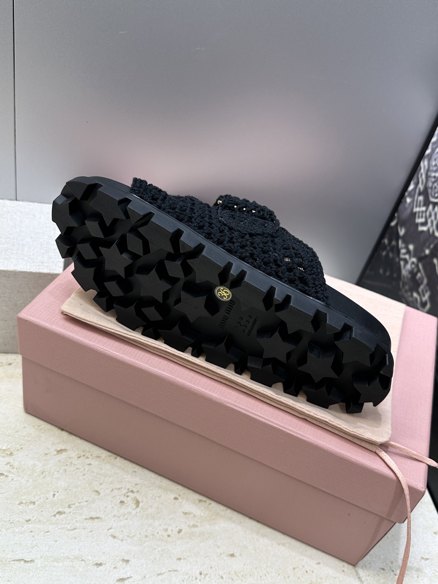 MiuMiu  2026春夏新款时尚百搭魔术贴沙滩女鞋 缪缪字母logo五金扣厚底圆头露趾拼色凉拖鞋材质