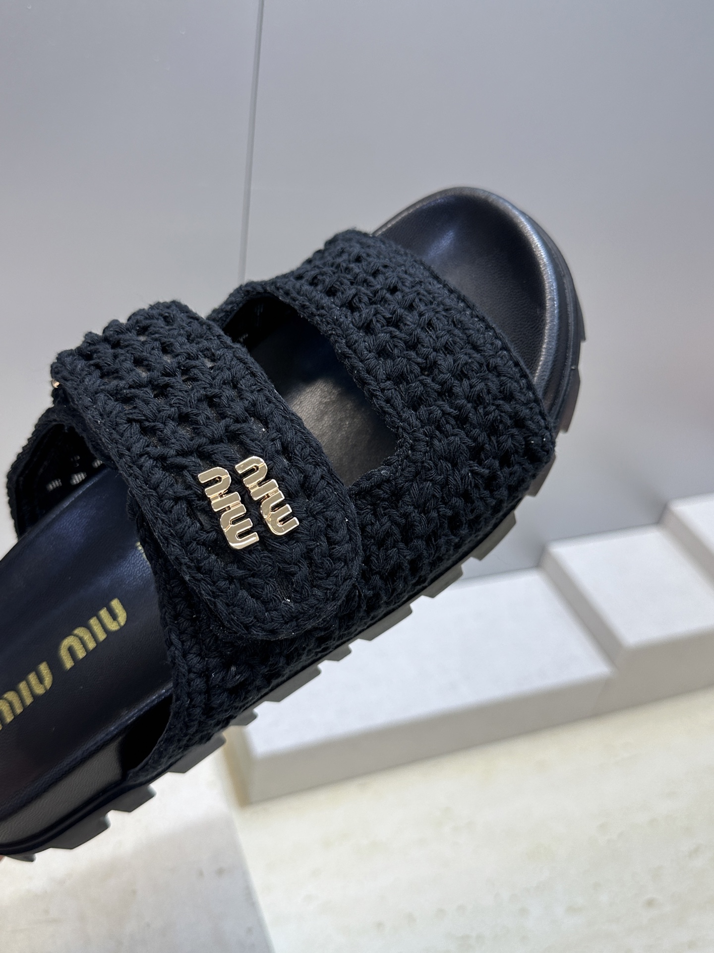 MiuMiu  2026春夏新款时尚百搭魔术贴沙滩女鞋 缪缪字母logo五金扣厚底圆头露趾拼色凉拖鞋材质