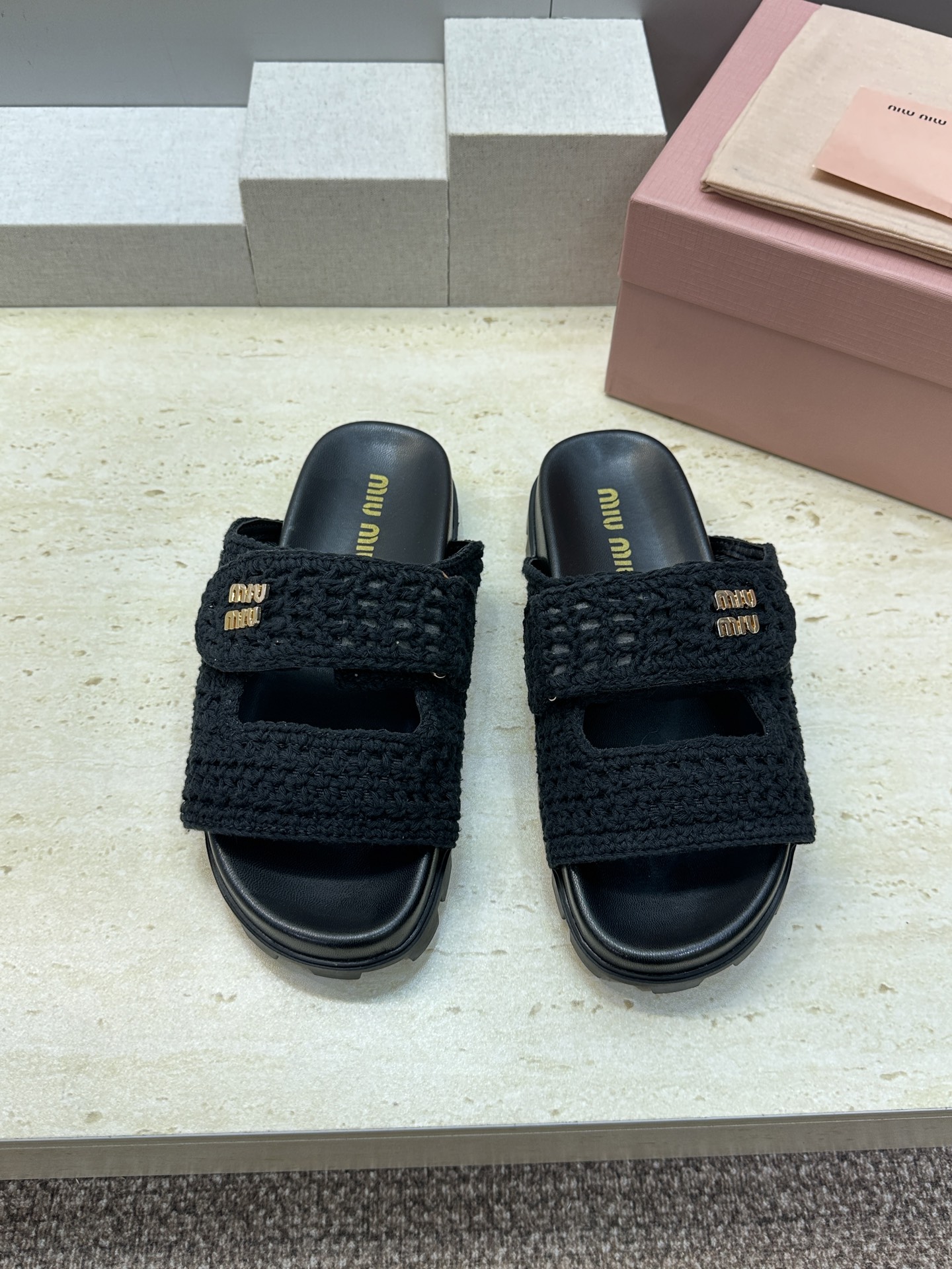 MiuMiu  2026春夏新款时尚百搭魔术贴沙滩女鞋 缪缪字母logo五金扣厚底圆头露趾拼色凉拖鞋材质