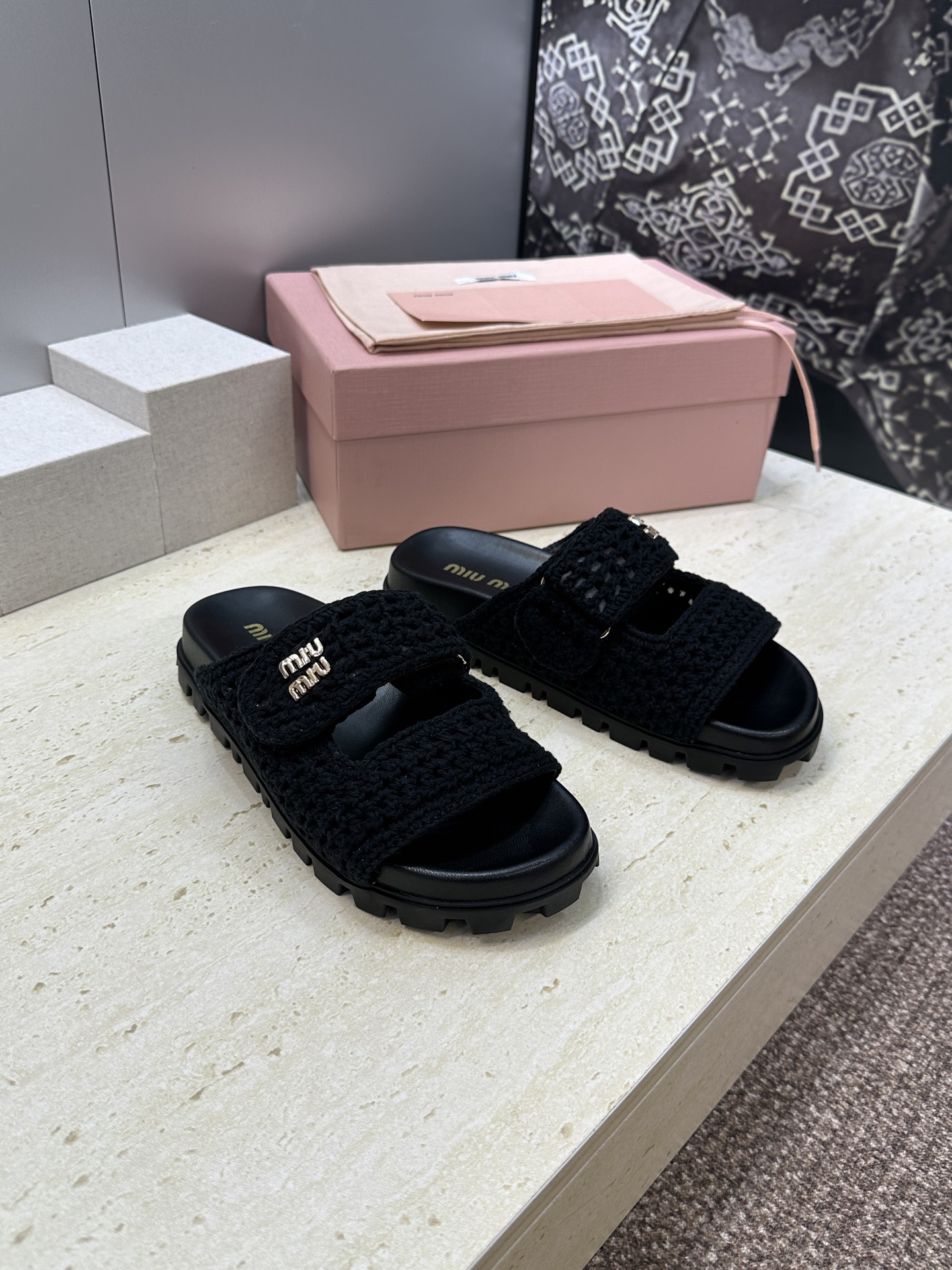 MiuMiu  2026春夏新款时尚百搭魔术贴沙滩女鞋 缪缪字母logo五金扣厚底圆头露趾拼色凉拖鞋材质