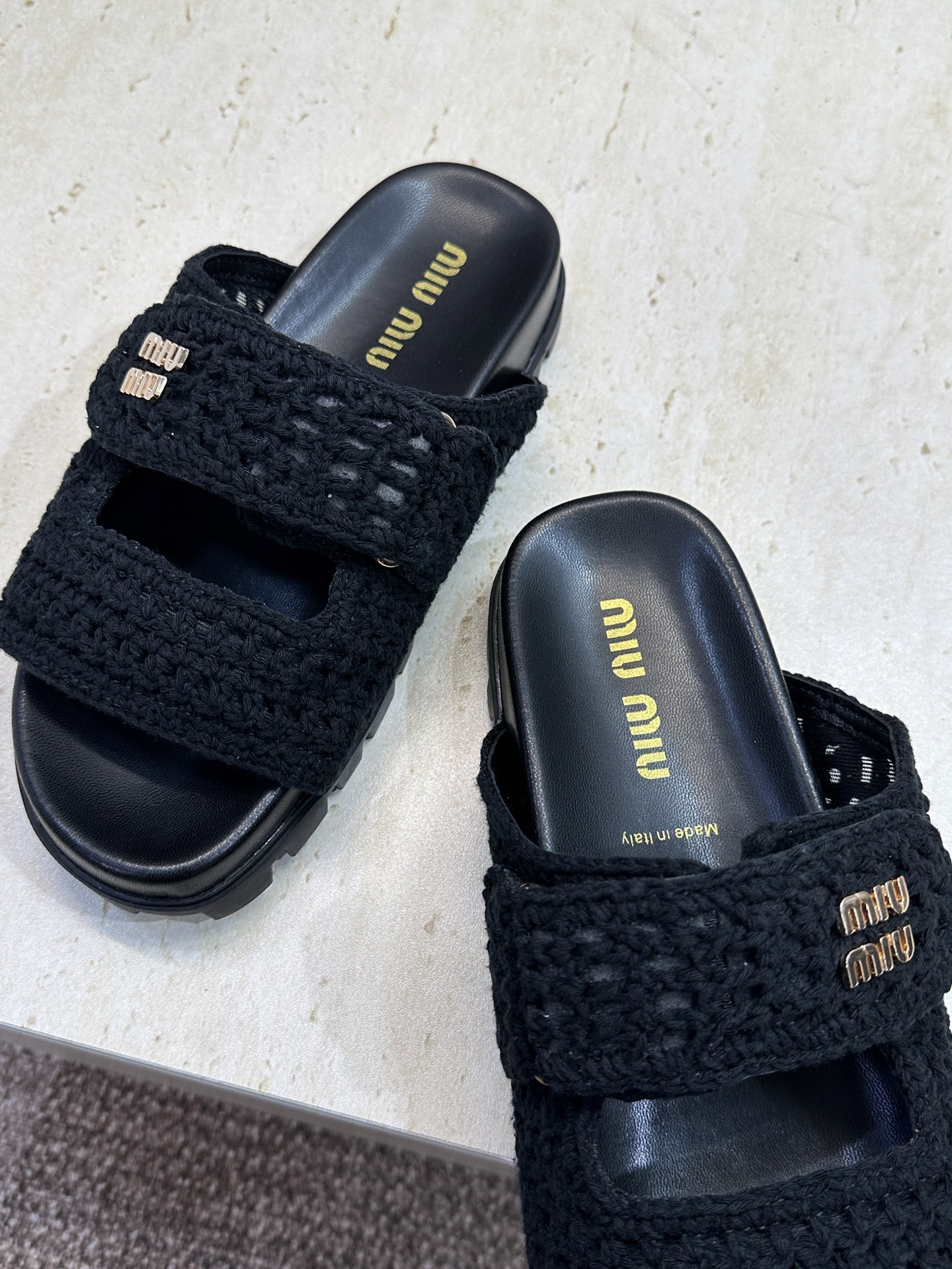MiuMiu  2026春夏新款时尚百搭魔术贴沙滩女鞋 缪缪字母logo五金扣厚底圆头露趾拼色凉拖鞋材质