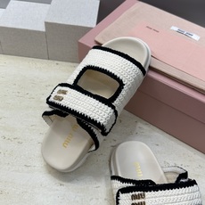 MiuMiu 2026春夏新款时尚百搭魔术贴沙滩女鞋 缪缪字母logo五金扣厚底圆头露趾拼色凉拖鞋材质 MiuMiu 2026春夏新款时尚百搭魔术贴沙滩女鞋 缪缪字母logo五金扣厚底圆头露趾拼色凉拖鞋材质