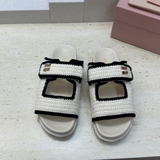 MiuMiu 2026春夏新款时尚百搭魔术贴沙滩女鞋 缪缪字母logo五金扣厚底圆头露趾拼色凉拖鞋材质 MiuMiu 2026春夏新款时尚百搭魔术贴沙滩女鞋 缪缪字母logo五金扣厚底圆头露趾拼色凉拖鞋材质