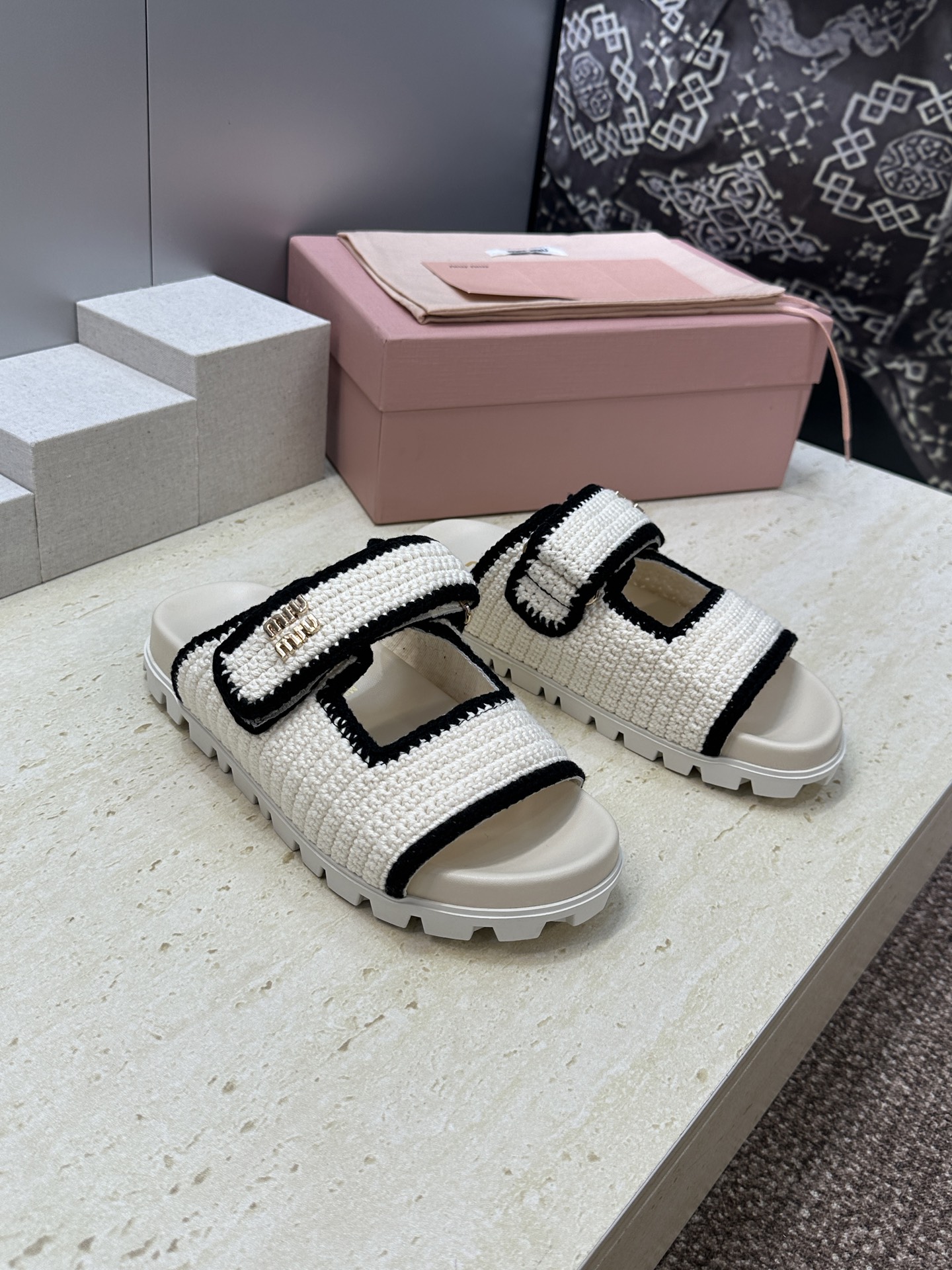 MiuMiu  2026春夏新款时尚百搭魔术贴沙滩女鞋 缪缪字母logo五金扣厚底圆头露趾拼色凉拖鞋材质