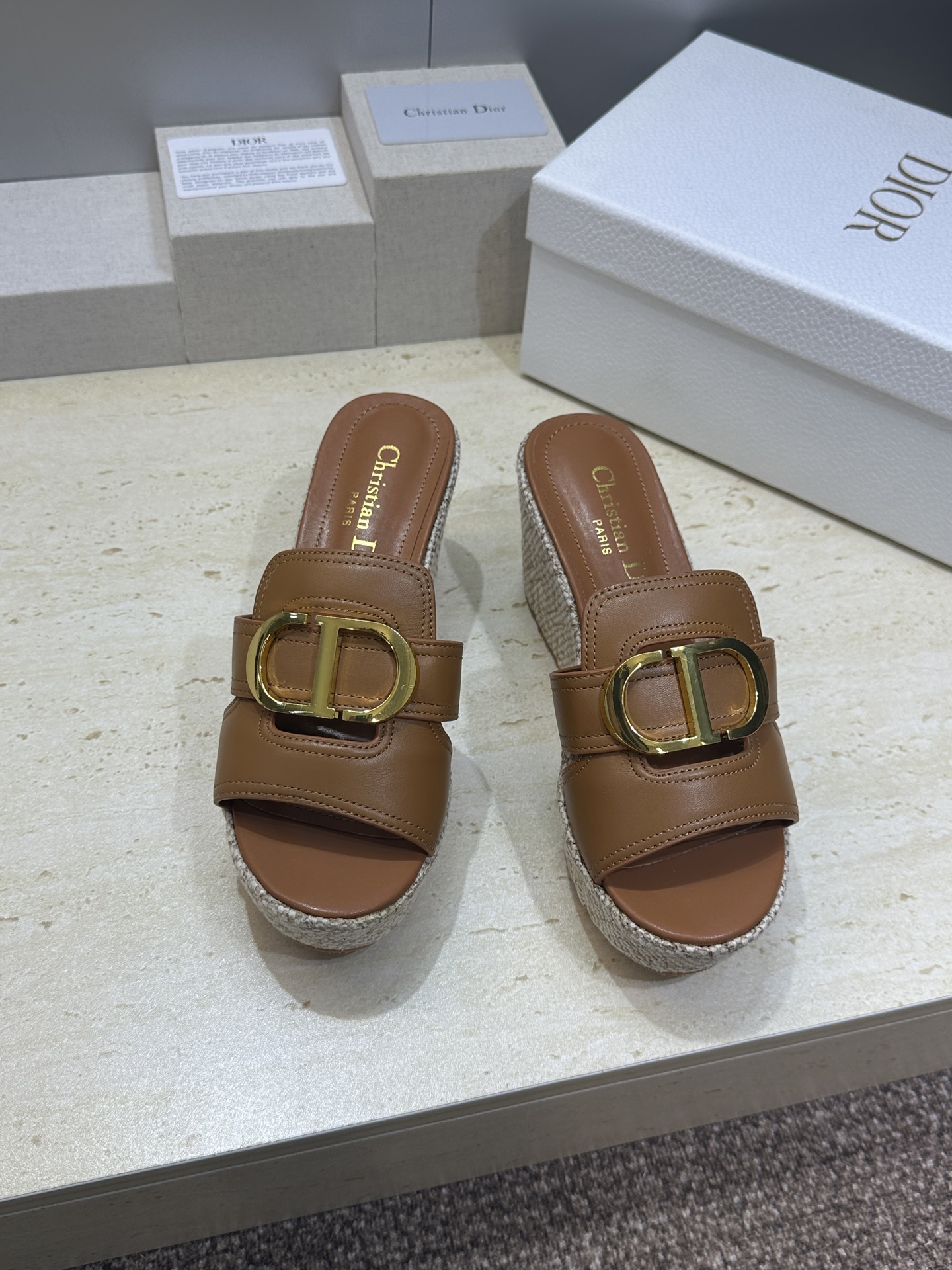迪奥 Dior 2026 春夏新款 Attitude 拼色镂空坡跟女鞋  CD字母logo五金扣厚底圆头
