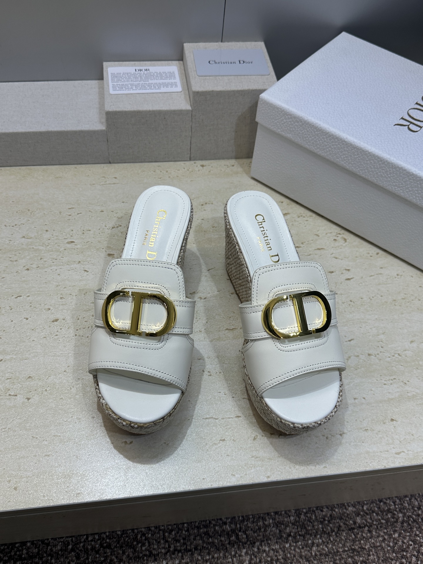 迪奥 Dior 2026 春夏新款 Attitude 拼色镂空坡跟女鞋  CD字母logo五金扣厚底圆头