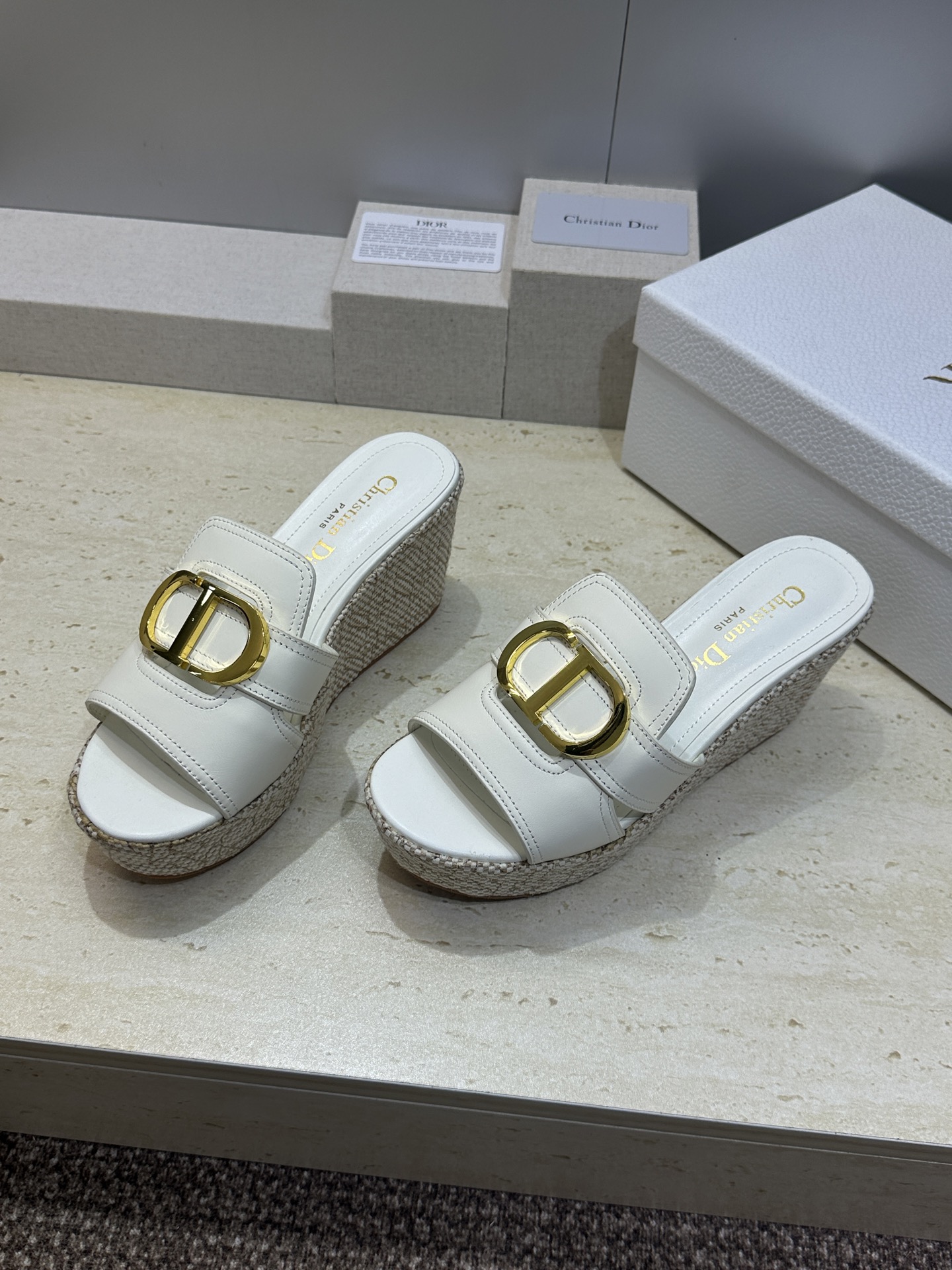 迪奥 Dior 2026 春夏新款 Attitude 拼色镂空坡跟女鞋  CD字母logo五金扣厚底圆头