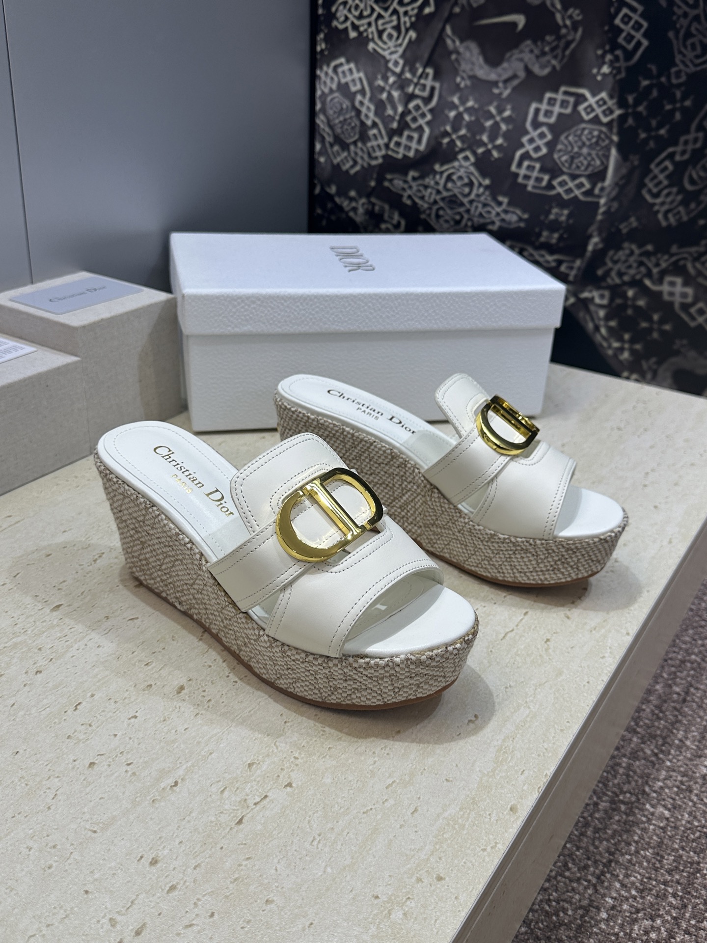 迪奥 Dior 2026 春夏新款 Attitude 拼色镂空坡跟女鞋  CD字母logo五金扣厚底圆头