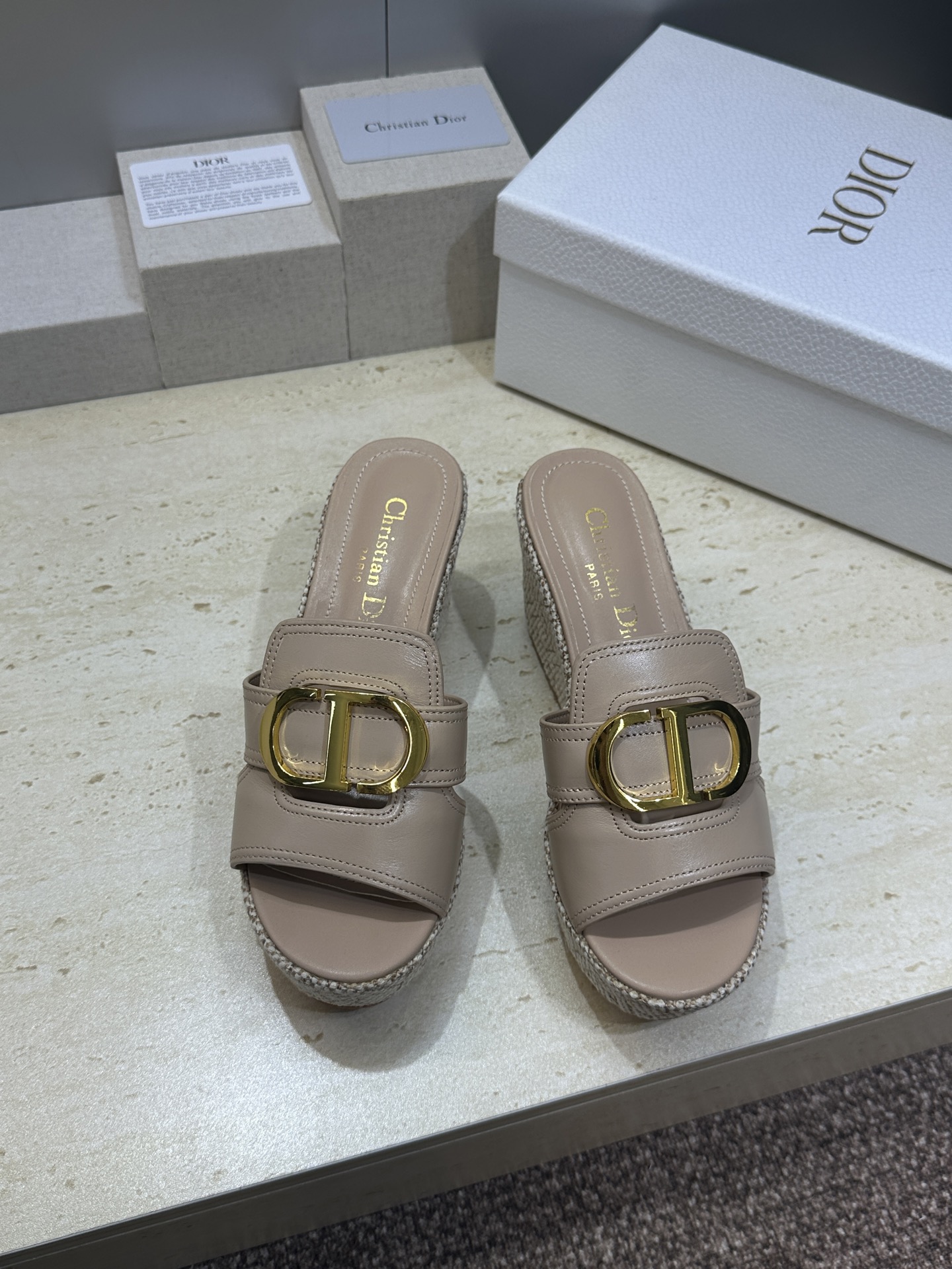 迪奥 Dior 2026 春夏新款 Attitude 拼色镂空坡跟女鞋  CD字母logo五金扣厚底圆头