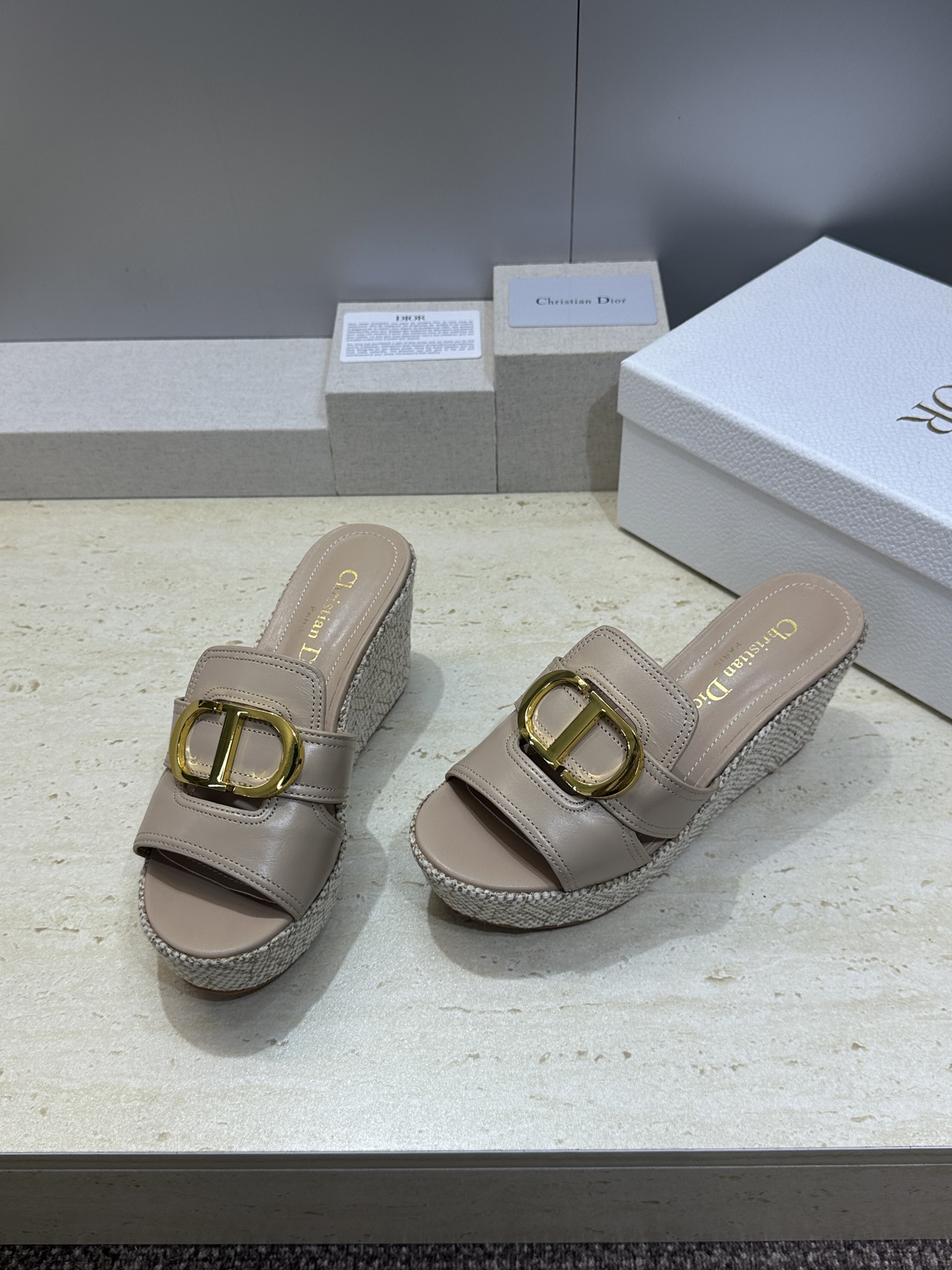 迪奥 Dior 2026 春夏新款 Attitude 拼色镂空坡跟女鞋  CD字母logo五金扣厚底圆头