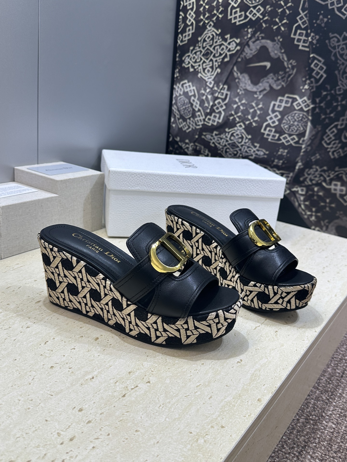 迪奥 Dior 2026 春夏新款 Attitude 拼色镂空坡跟女鞋  CD字母logo五金扣厚底圆头