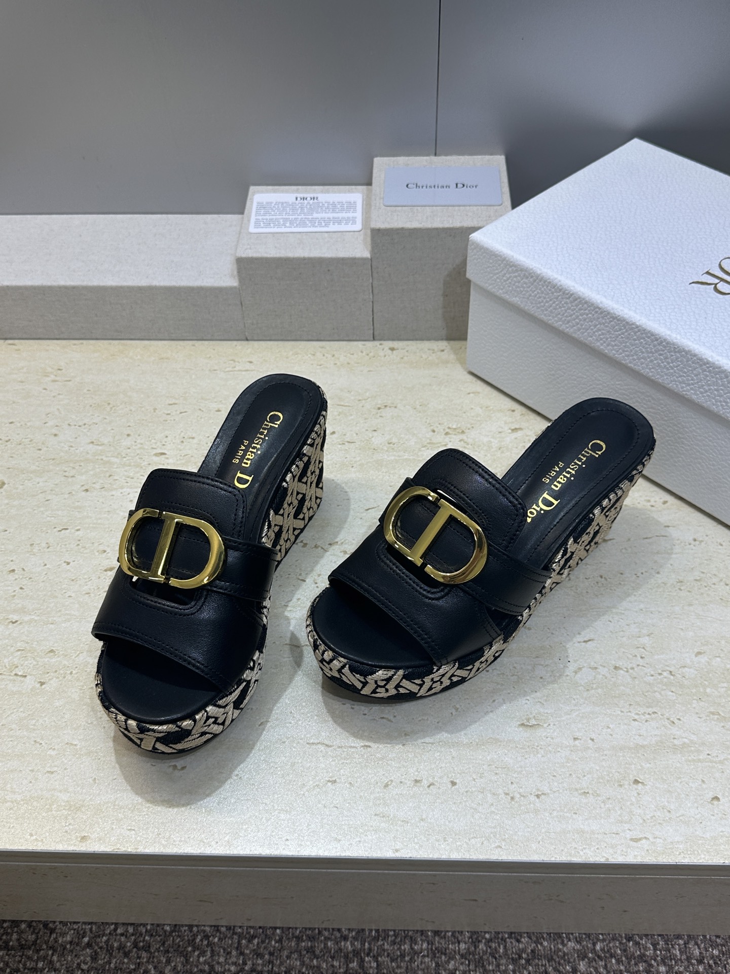 迪奥 Dior 2026 春夏新款 Attitude 拼色镂空坡跟女鞋  CD字母logo五金扣厚底圆头
