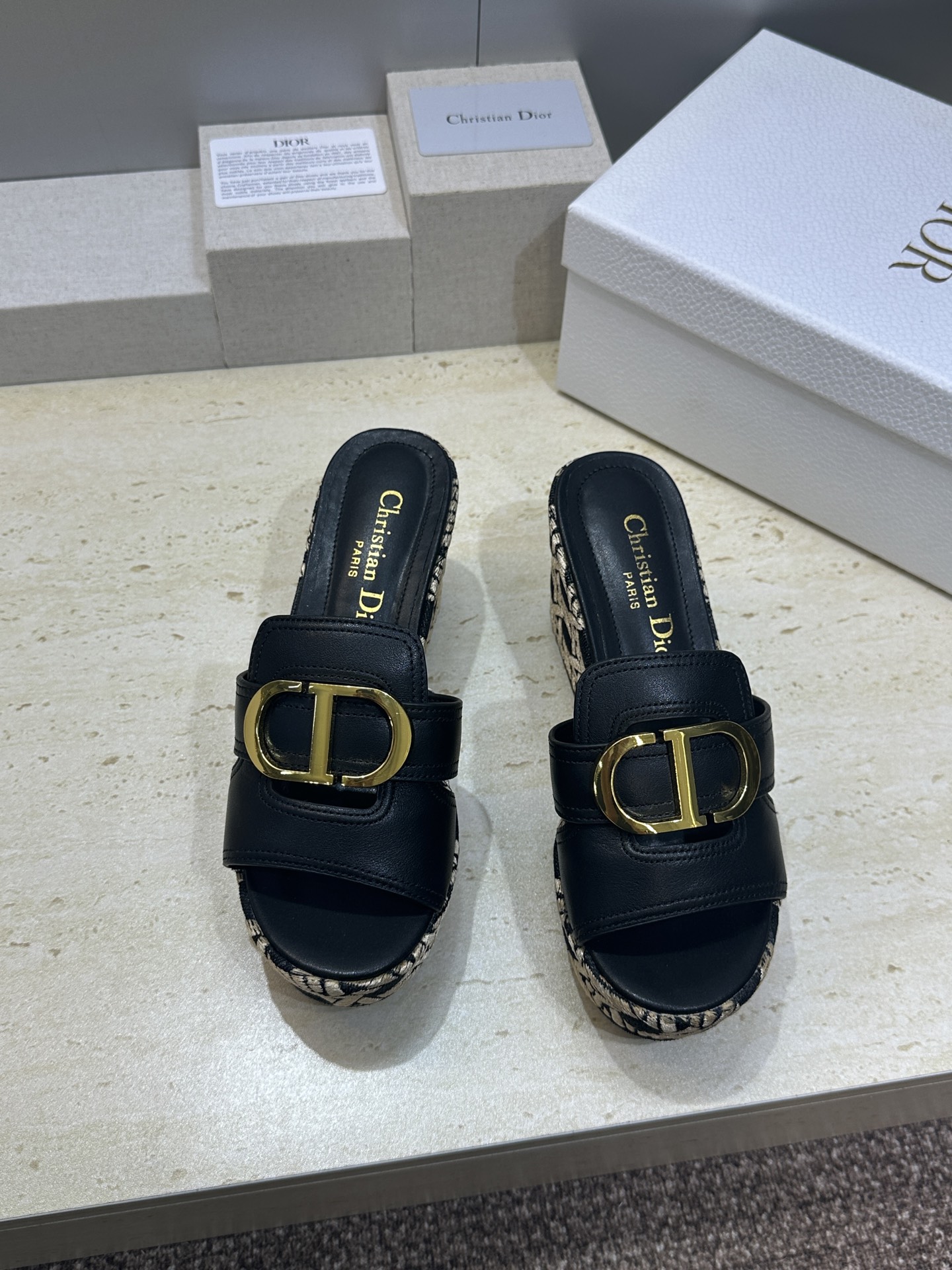 迪奥 Dior 2026 春夏新款 Attitude 拼色镂空坡跟女鞋  CD字母logo五金扣厚底圆头