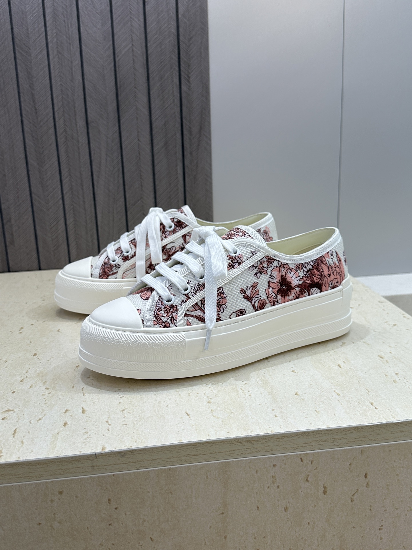 工厂价:女码/男码+10Dior 迪奥2026春夏最新情侣款厚底绑带低帮休闲鞋 Walk’n Dior 