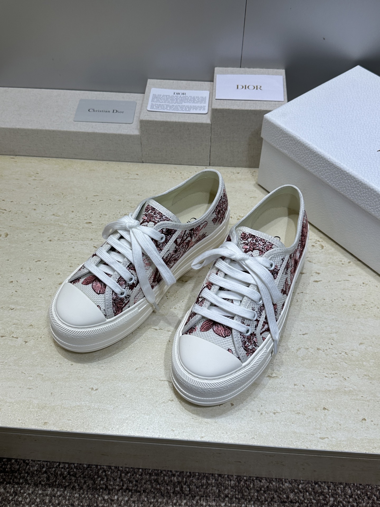 工厂价:女码/男码+10Dior 迪奥2026春夏最新情侣款厚底绑带低帮休闲鞋 Walk’n Dior 