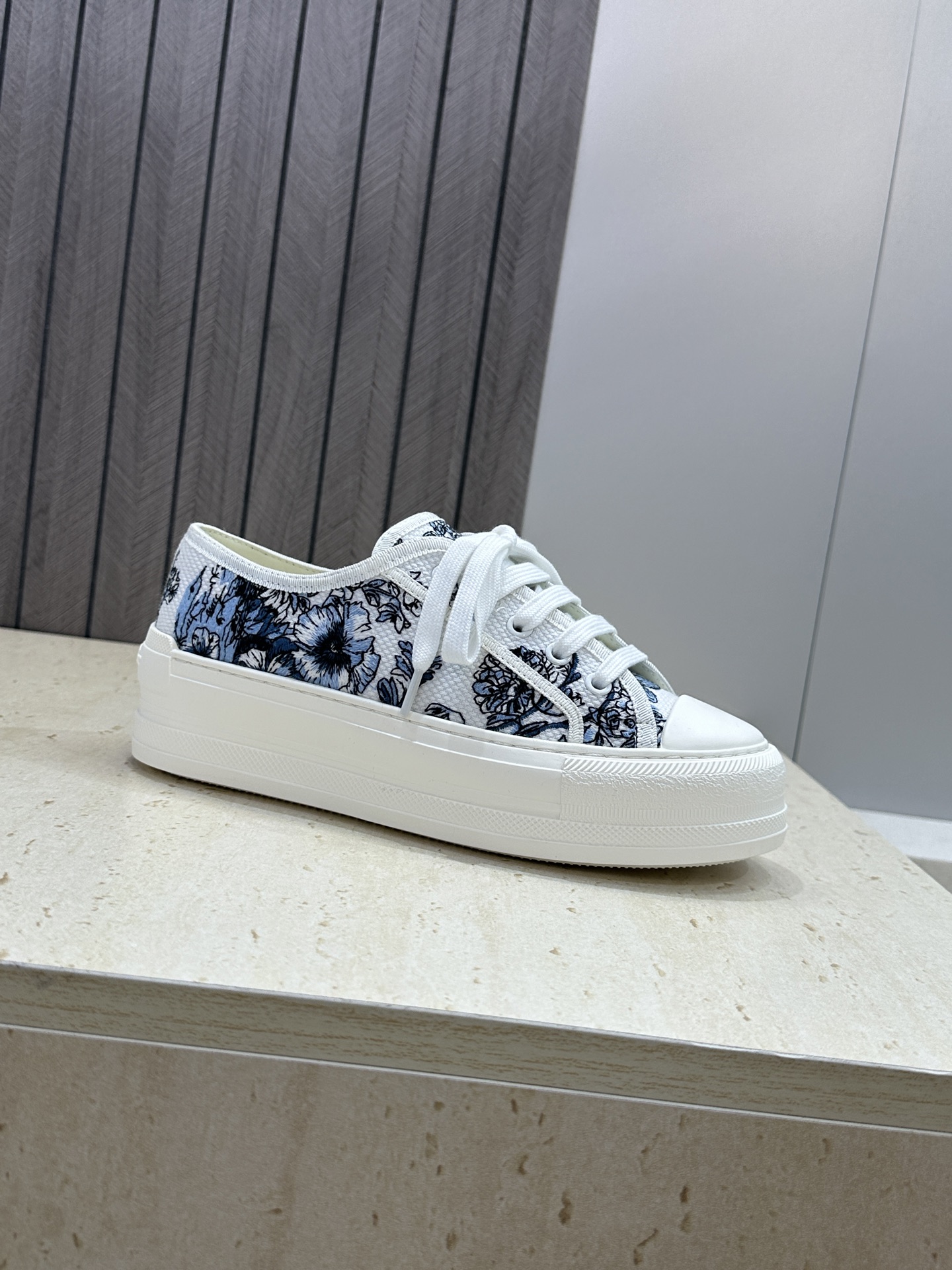 工厂价:女码/男码+10Dior 迪奥2026春夏最新情侣款厚底绑带低帮休闲鞋 Walk’n Dior 