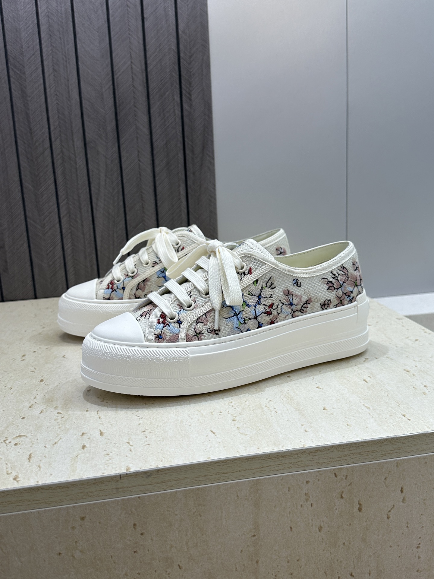 工厂价:女码/男码+10Dior 迪奥2026春夏最新情侣款厚底绑带低帮休闲鞋 Walk’n Dior 