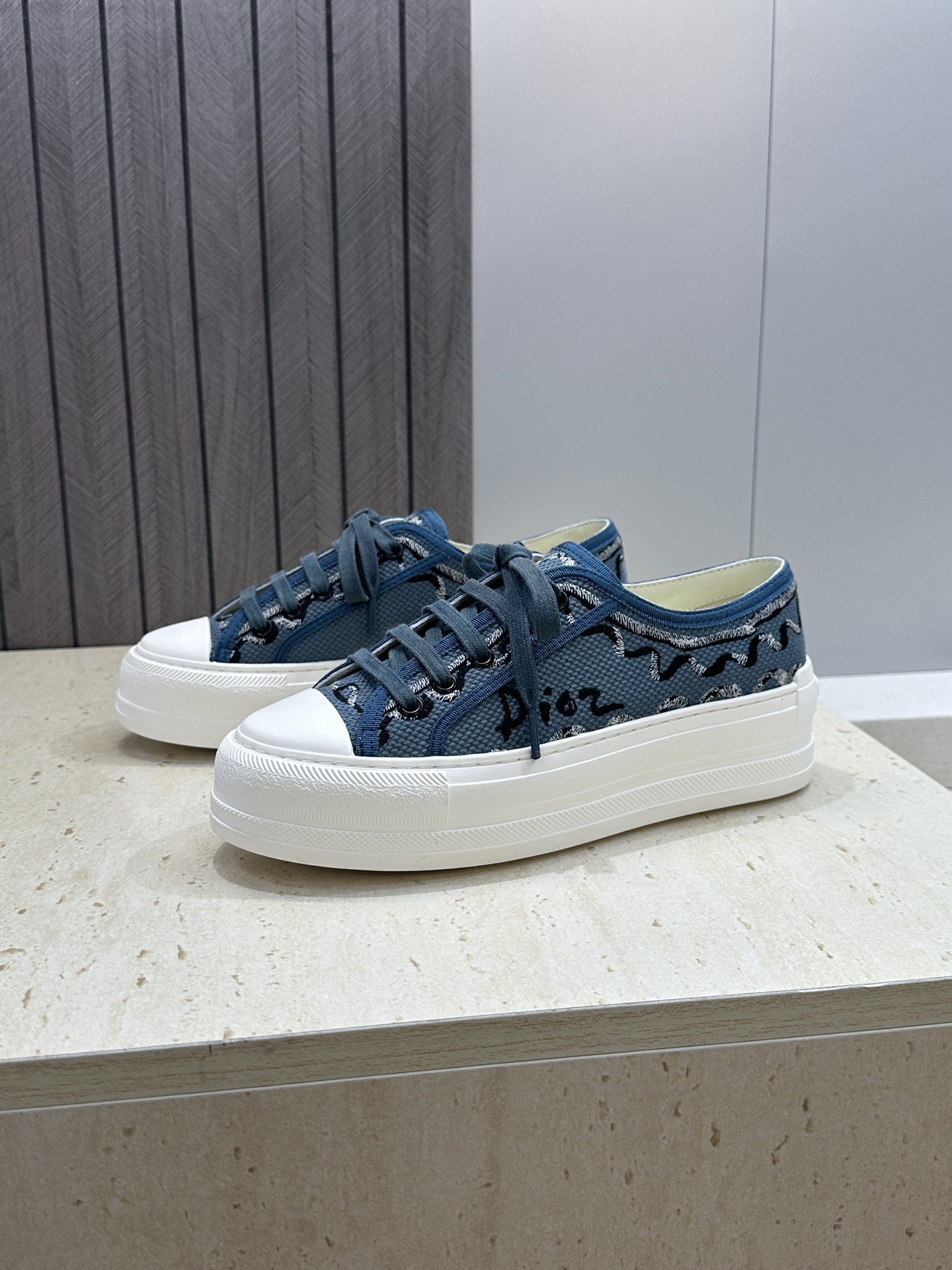 工厂价:女码/男码+10Dior 迪奥2026春夏最新情侣款厚底绑带低帮休闲鞋 Walk’n Dior 