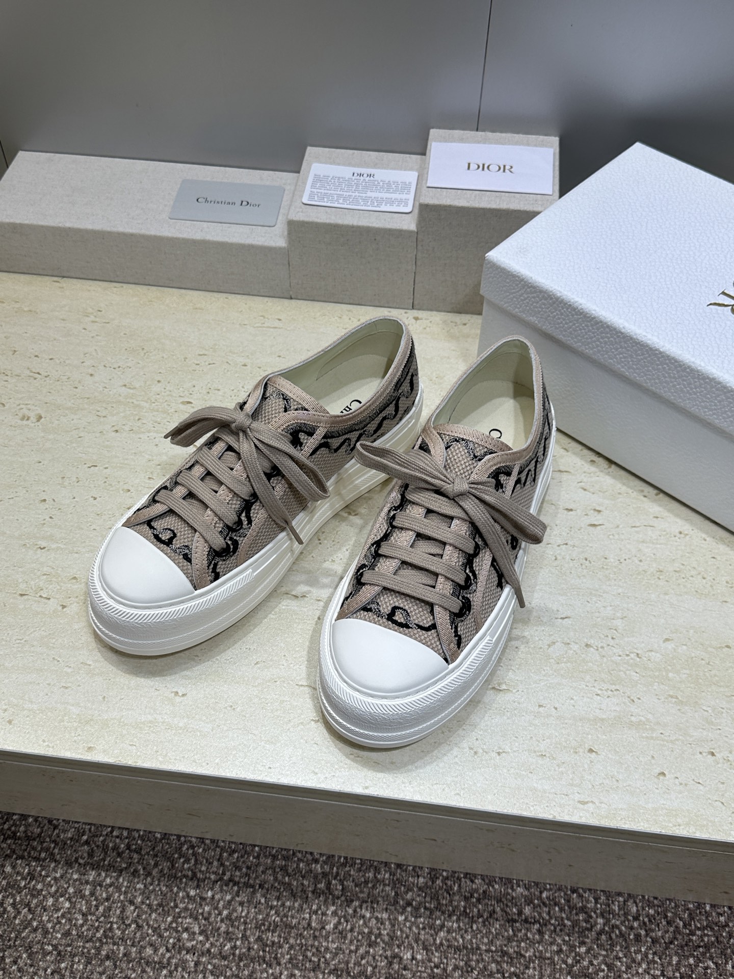 工厂价:女码/男码+10Dior 迪奥2026春夏最新情侣款厚底绑带低帮休闲鞋 Walk’n Dior 