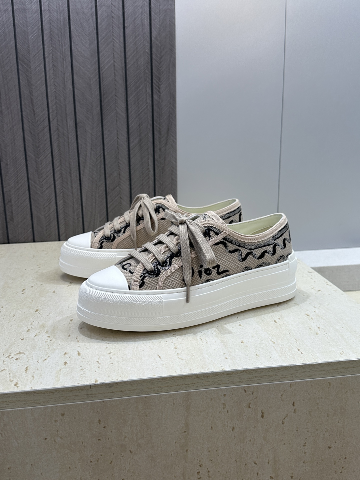 工厂价:女码/男码+10Dior 迪奥2026春夏最新情侣款厚底绑带低帮休闲鞋 Walk’n Dior 