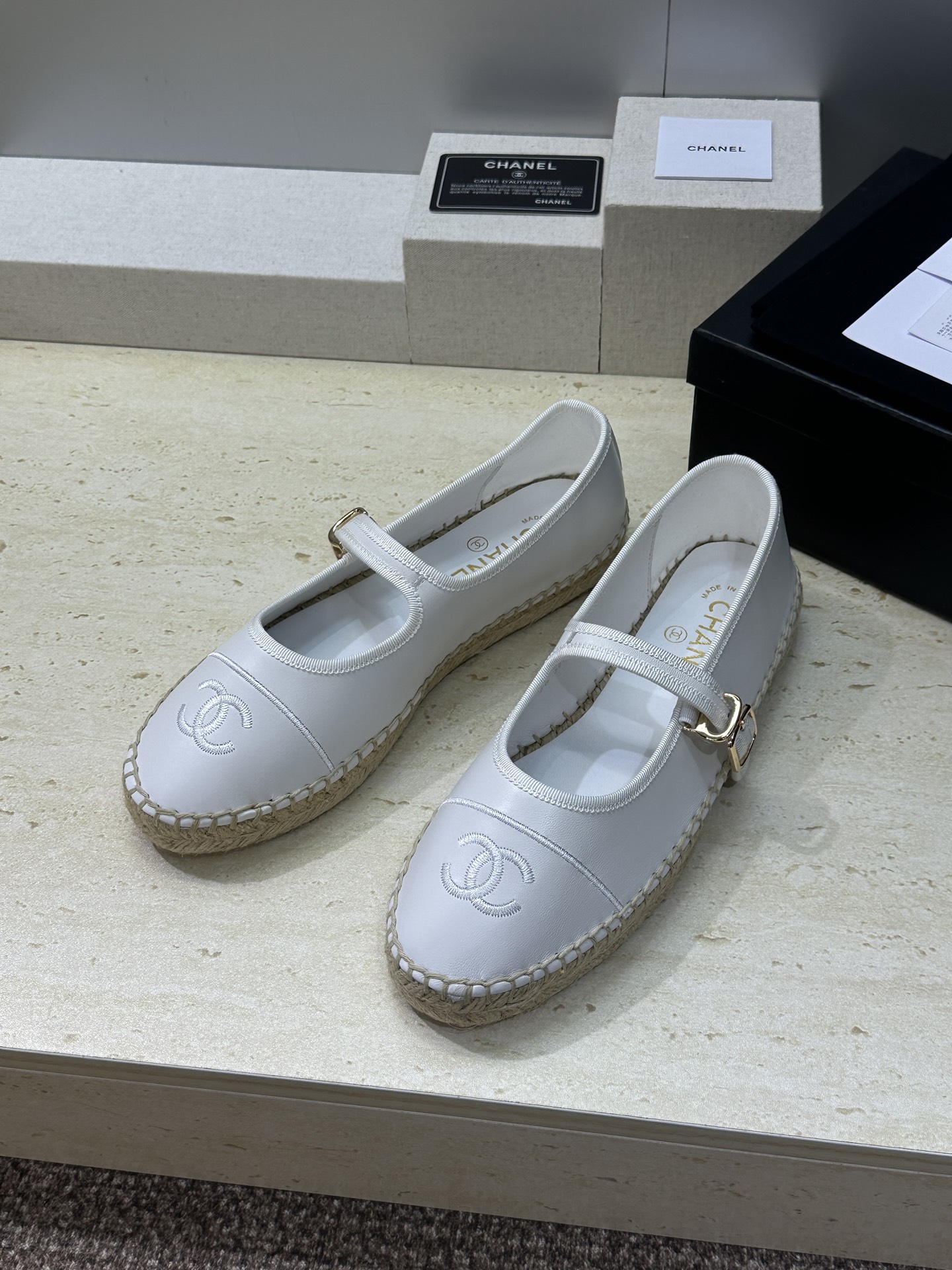 CHANEL 香奈儿经典系列 2026春夏新色平底玛丽珍芭蕾舞女鞋 小香双C字母logo五金扣果冻色草编 CHANEL 香奈儿经典系列 2026春夏新色平底玛丽珍芭蕾舞女鞋 小香双C字母logo五金扣果冻色草编