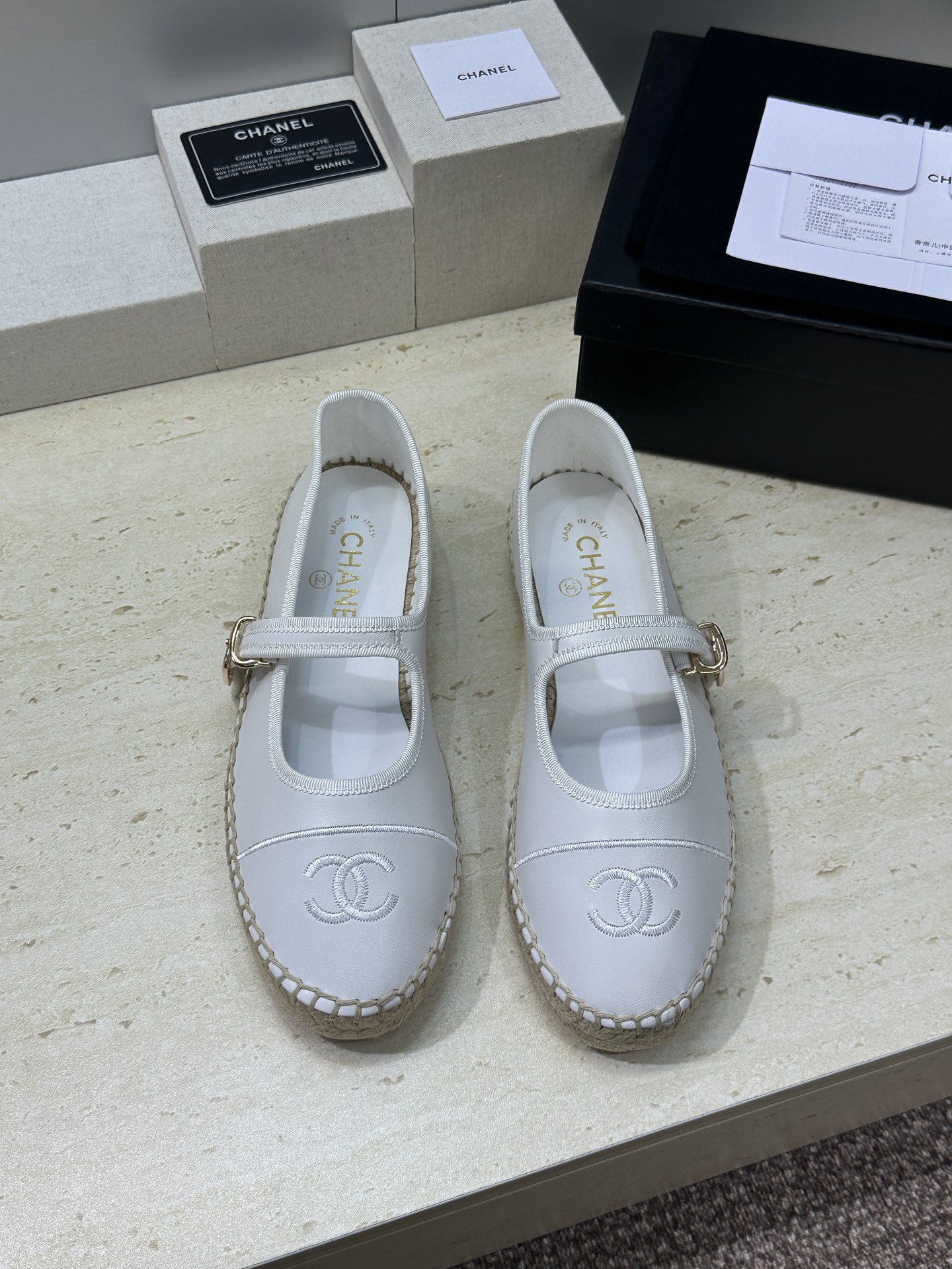 CHANEL 香奈儿经典系列 2026春夏新色平底玛丽珍芭蕾舞女鞋 小香双C字母logo五金扣果冻色草编 CHANEL 香奈儿经典系列 2026春夏新色平底玛丽珍芭蕾舞女鞋 小香双C字母logo五金扣果冻色草编