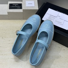 CHANEL 香奈儿经典系列 2026春夏新色平底玛丽珍芭蕾舞女鞋 小香双C字母logo五金扣果冻色草编 CHANEL 香奈儿经典系列 2026春夏新色平底玛丽珍芭蕾舞女鞋 小香双C字母logo五金扣果冻色草编